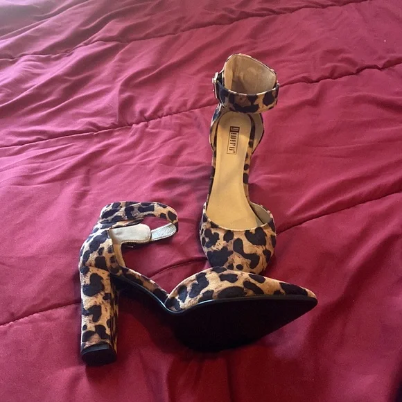 Bronze infused leopard print heels! - Picture 3 of 6